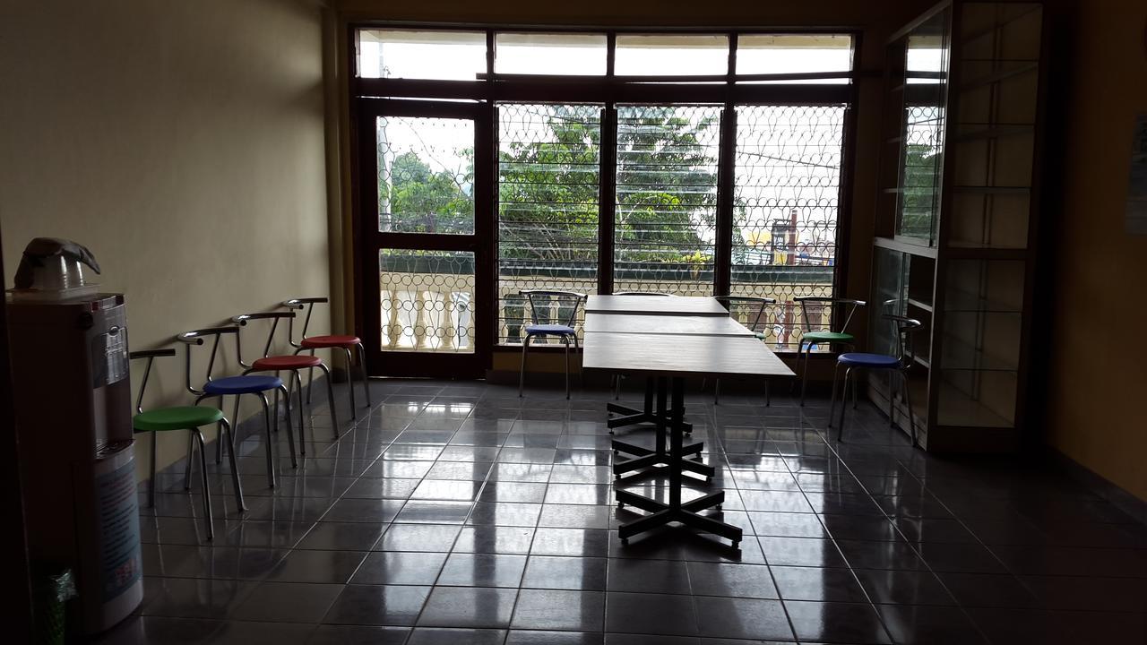 Kampung Bule Hostel Labuan Bajo Exterior photo